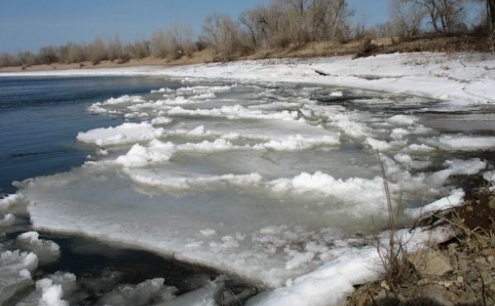 Таяние льда на водоемах. Таяние льда на Волге. Тает лёд на водоёме. Лед на Волге.
