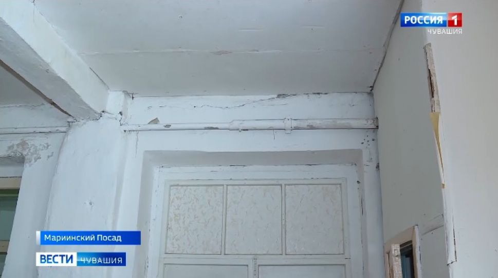 Школа в Мариинском Посаде: столовой нет, крыша течет, несущие балки сгнили Школа в Мариинском Посаде: столовой нет, крыша течет, несущие балки сгнили