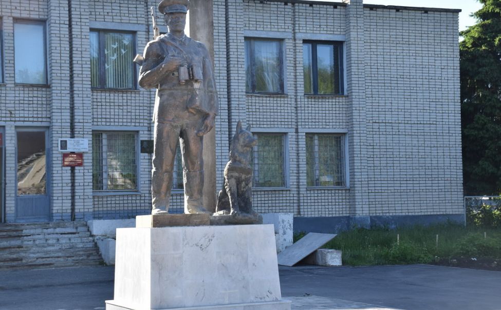 В Шумерле появился памятник защитнику Отечества