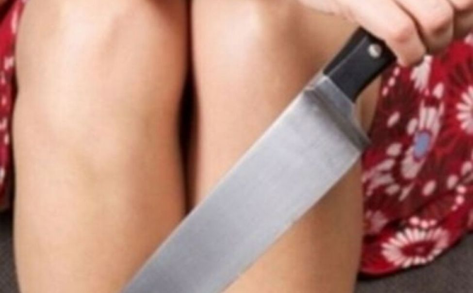 16-летняя чебоксарка из-за ревности напала с ножом на знакомую