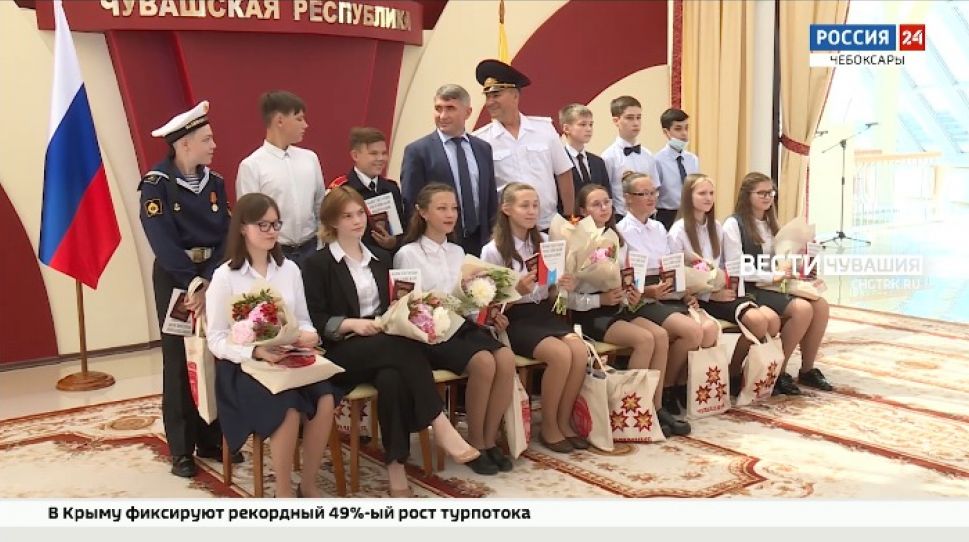 Глава Чувашии вручил паспорта и экземпляры Конституции 14-ти школьникам Глава Чувашии вручил паспорта и экземпляры Конституции 14-ти школьникам