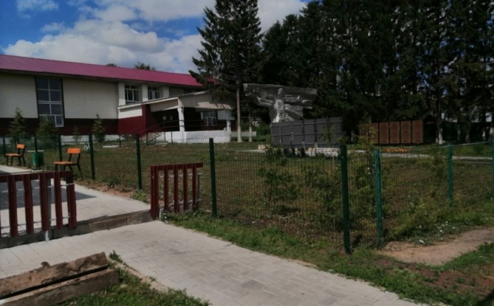 В селе Октябрьское благоустраивают памятник павшим в ВОВ В селе Октябрьское благоустраивают памятник павшим в ВОВ