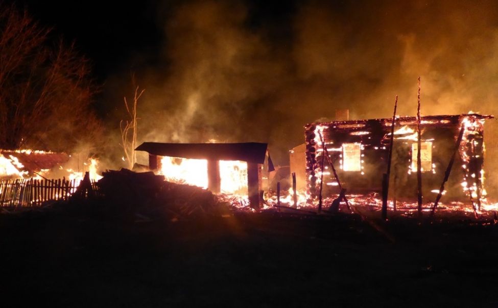 В Шумерле сгорел дом. Два человека пострадали