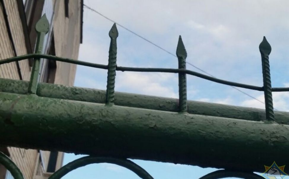 В Чувашии женщина напоролась головой на металлический штырь в заборе В Чувашии женщина напоролась головой на металлический штырь в заборе