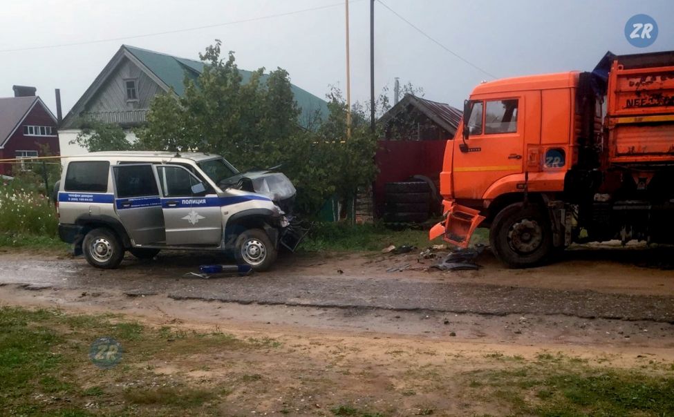 В Чувашии пьяный полицейский на служебном УАЗе вдавил пешехода в КамАЗ В Чувашии пьяный полицейский на служебном УАЗе вдавил пешехода в КамАЗ