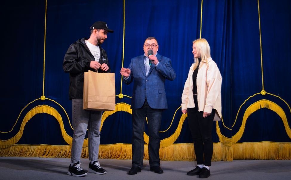 Русский драмтеатр в Чебоксарах поздравили 1000-го покупателя билета по «Пушкинской карте»