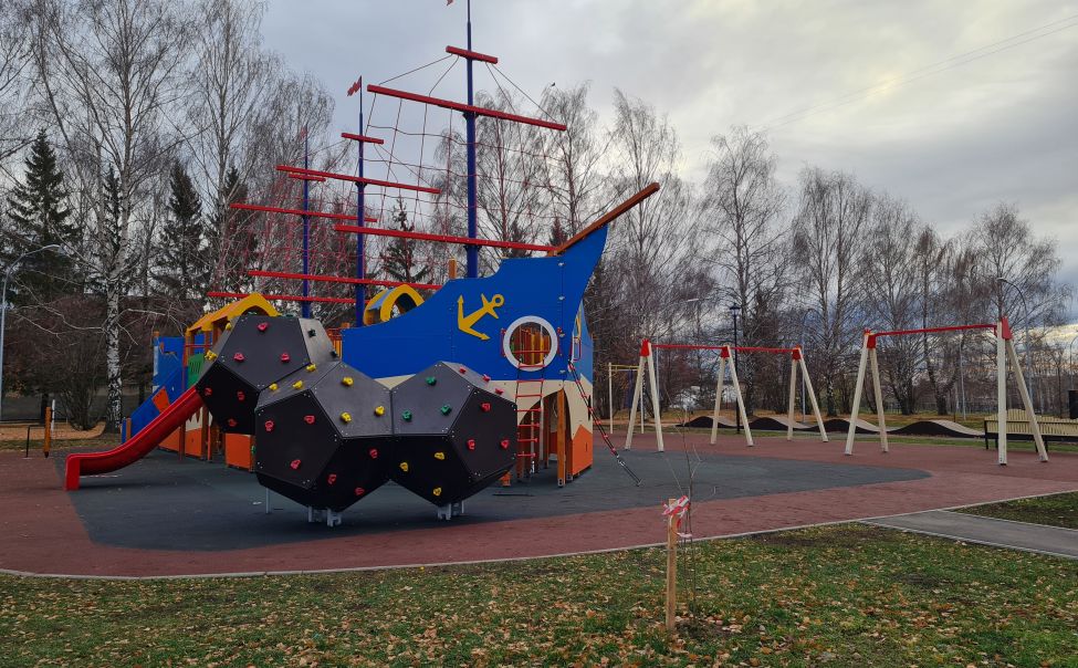 В Новочебоксарске достраивают детскую площадку за 35 млн рублей