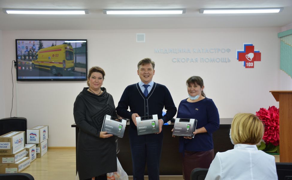 В Чебоксарах рамках акции поддержи "скорой" подарили чайные наборы и алкотестеры В Чебоксарах рамках акции поддержи "скорой" подарили чайные наборы и алкотестеры
