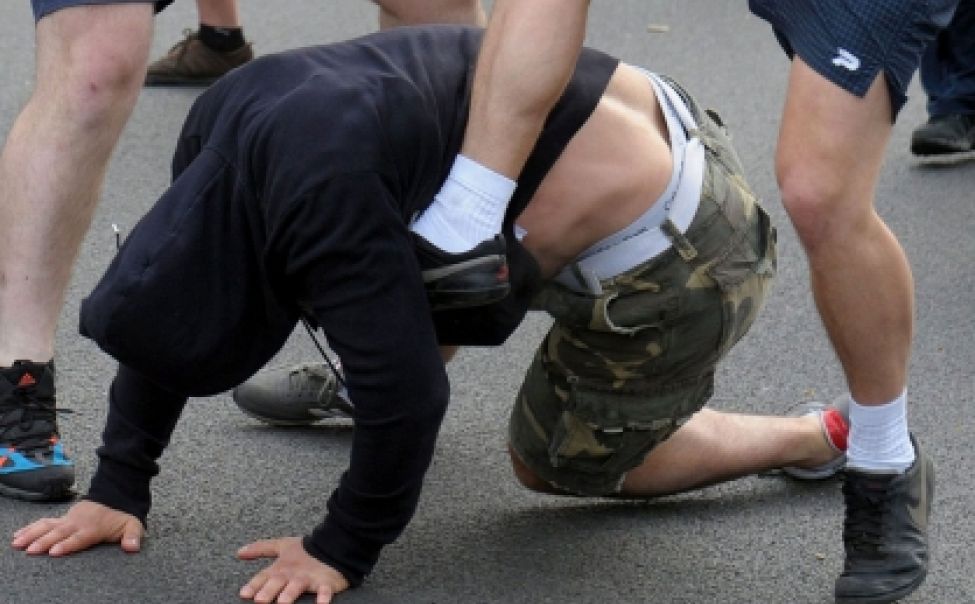 Парней, избивших ногами мужчину на Московской набережной, отдали под суд