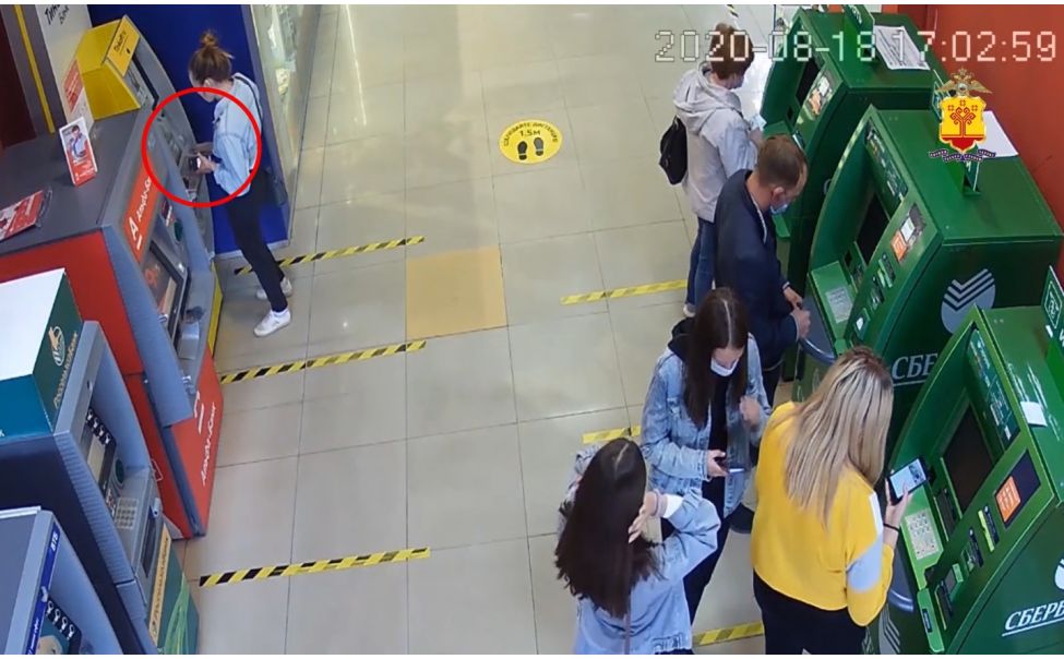 Полиция разыскивает девушку, расплатившуюся чужой банковской картой Полиция разыскивает девушку, расплатившуюся чужой банковской картой