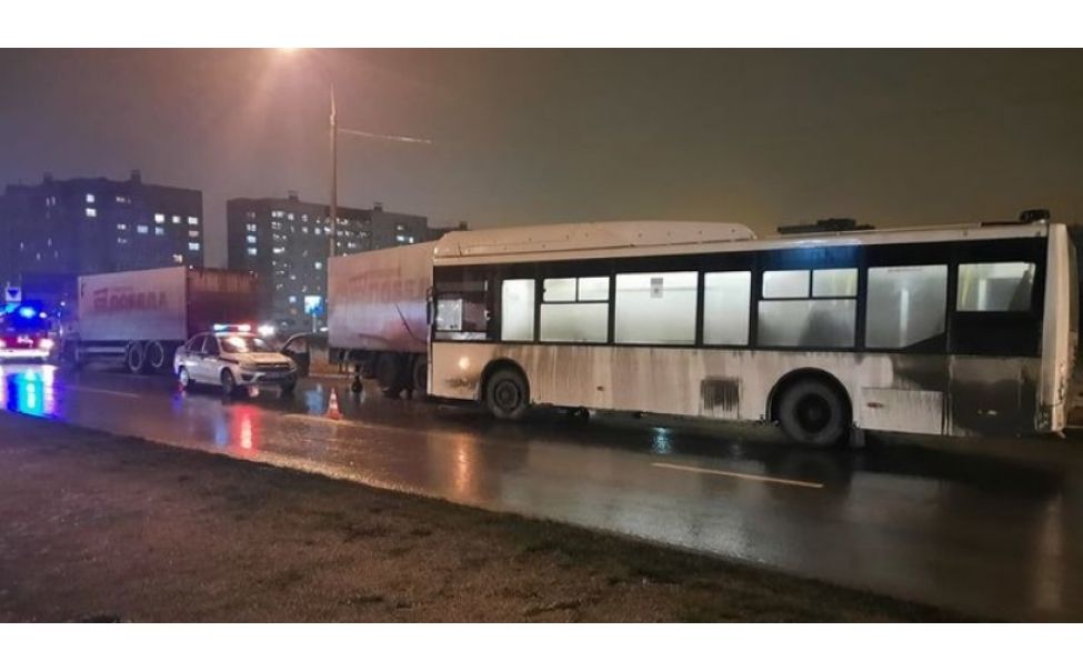 В столкновении автобуса и грузовика под Новочебоксарском пострадали 2 пассажира