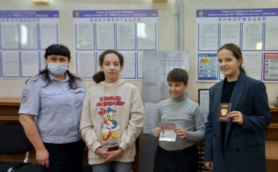 Чебоксарские полицейские торжественно вручили паспорта ко Дню Конституции 