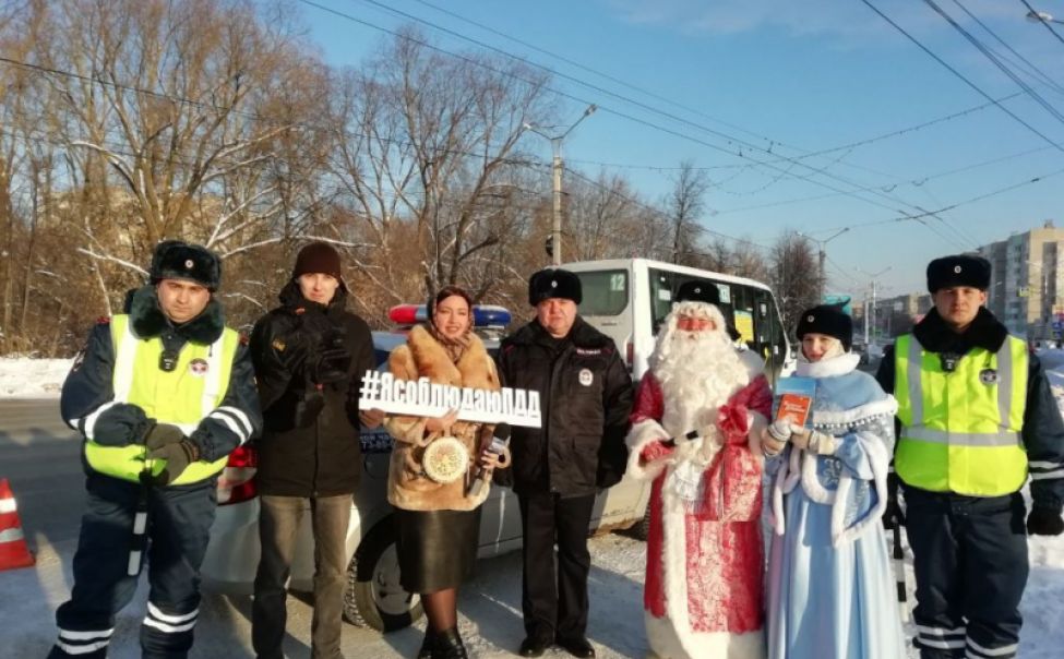 Полицейский Дед Мороз поздравил новочебоксарцев с наступающими праздниками Полицейский Дед Мороз поздравил новочебоксарцев с наступающими праздниками