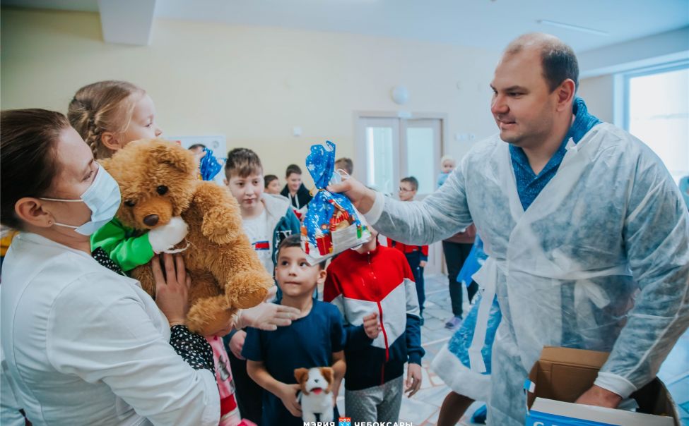 Маленькие пациенты получили новогодние подарки от сити-менеджера Чебоксар