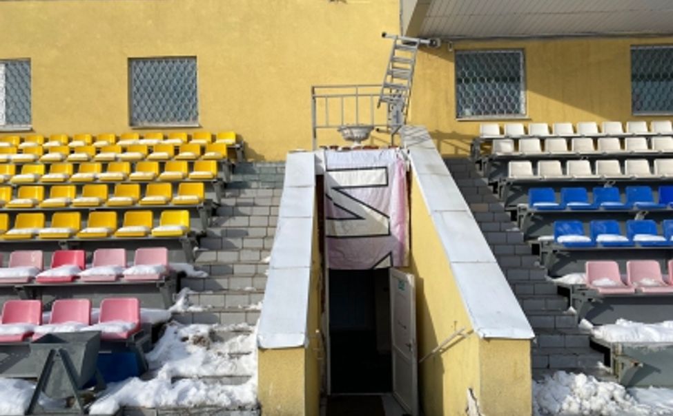 В Чебоксарах на стадионе "Энергия" при расчистке снега с крыши разбился рабочий