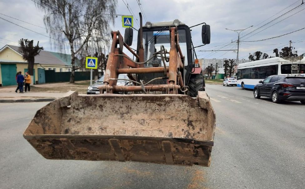 В Чебоксарах трактор сбил женщину-пешехода В Чебоксарах трактор сбил женщину-пешехода
