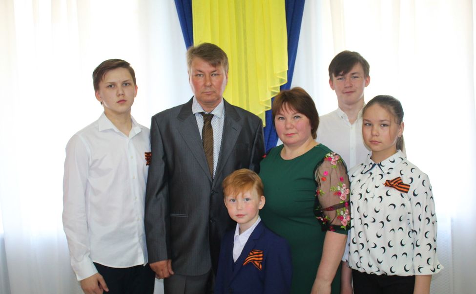 Многодетная семья из Урмарского района удостоена медали ордена «Родительская слава» Многодетная семья из Урмарского района удостоена медали ордена «Родительская слава»
