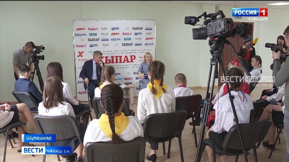 Чӑваш Ен Пуҫлӑхӗ ҫамрӑк корреспондентсен ыйтӑвӗсене хуравларӗ Чӑваш Ен Пуҫлӑхӗ ҫамрӑк корреспондентсен ыйтӑвӗсене хуравларӗ