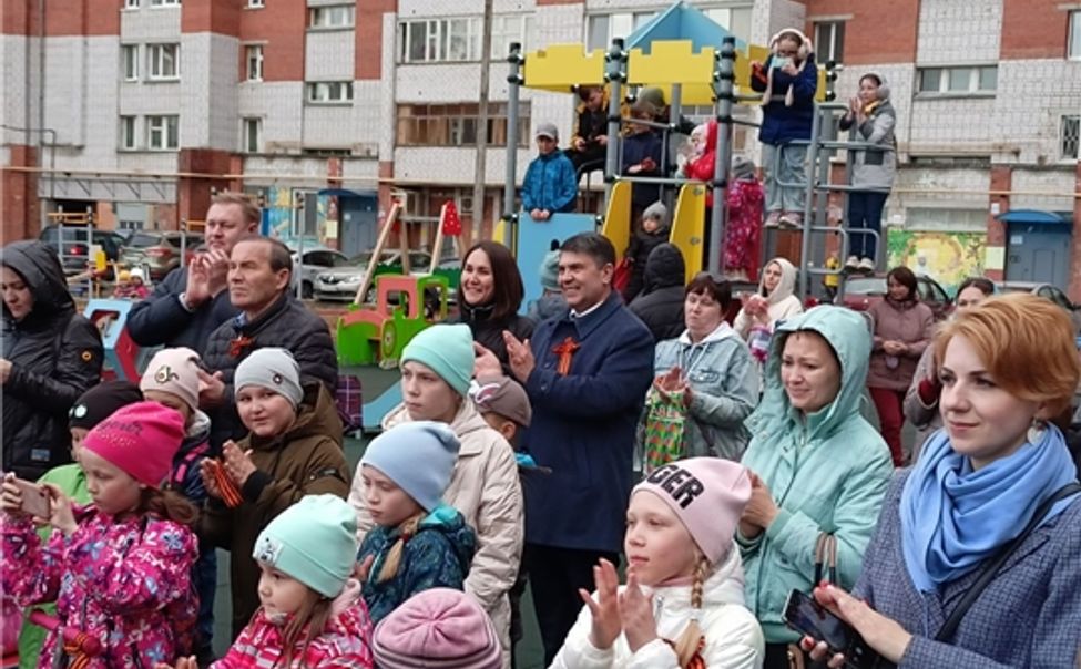 Чебоксарцы приняли участие в акции «Поем двором» Чебоксарцы приняли участие в акции «Поем двором»