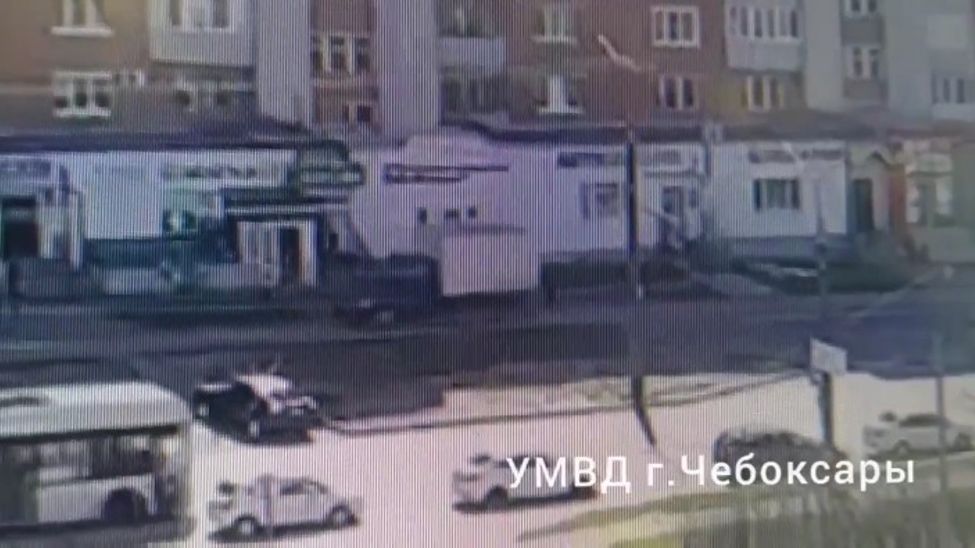В Чебоксарах водитель "Газели", сдавая задним ходом, сбил женщину на тротуаре В Чебоксарах водитель "Газели", сдавая задним ходом, сбил женщину на тротуаре