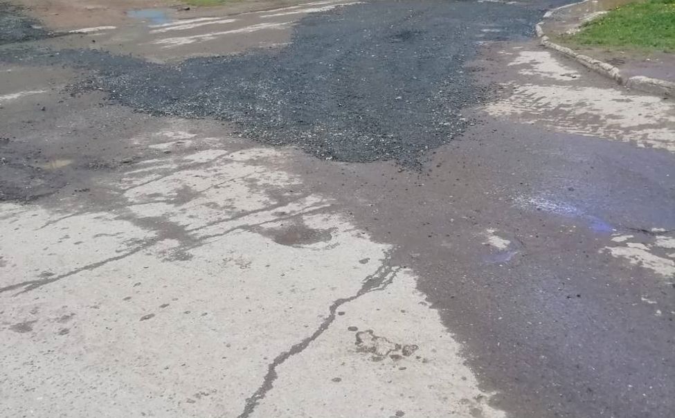 В Чебоксарах подлатали проезды к дворам по Гражданской улице В Чебоксарах подлатали проезды к дворам по Гражданской улице