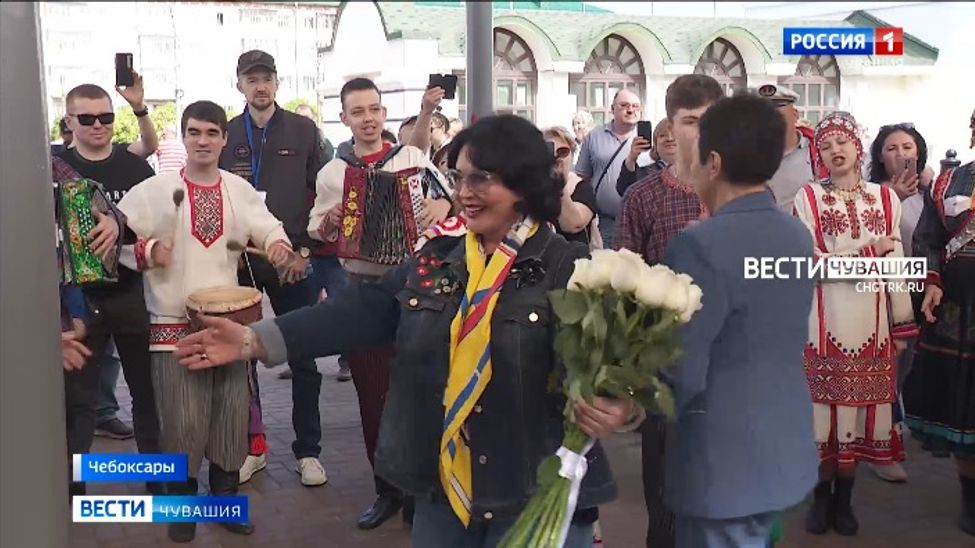 Надежду Бабкину встретили в Чувашии караваем, песнями и танцами Надежду Бабкину встретили в Чувашии караваем, песнями и танцами