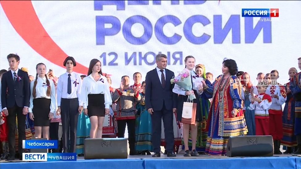 В День России 12 молодых людей в Чебоксарах получили паспорта В День России 12 молодых людей в Чебоксарах получили паспорта