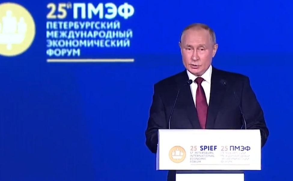 Владимир Путин объявил о снижении ставки по льготной ипотеке Владимир Путин объявил о снижении ставки по льготной ипотеке