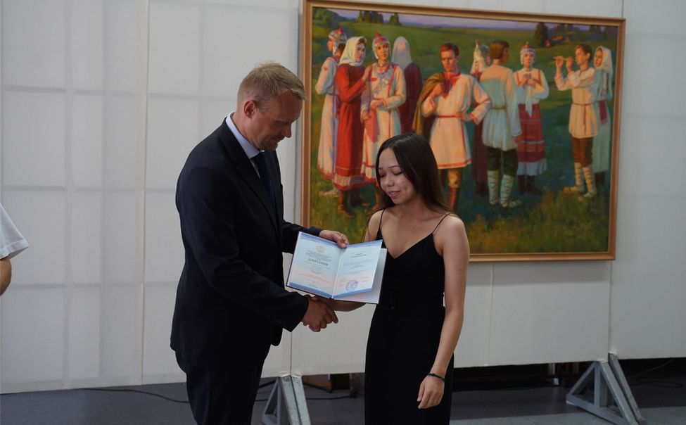 Более 30 выпускникам Чебоксарского художественного училища вручили дипломы