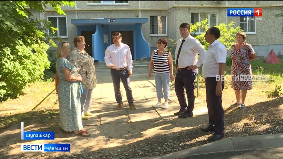 Тӗп хулара пурӑнакансем ҫурт картишӗнче тротуар туса паманнипе кӑмӑлсӑр Тӗп хулара пурӑнакансем ҫурт картишӗнче тротуар туса паманнипе кӑмӑлсӑр