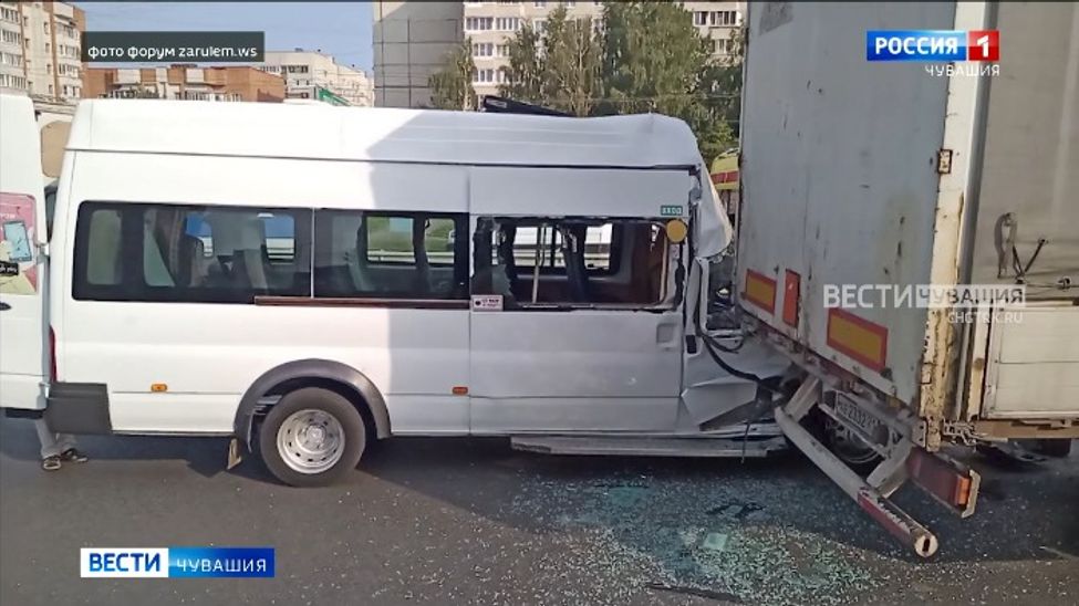 Солнце и неправильная парковка стали причиной ДТП с 10-ю пострадавшими в Чебоксарах Солнце и неправильная парковка стали причиной ДТП с 10-ю пострадавшими в Чебоксарах