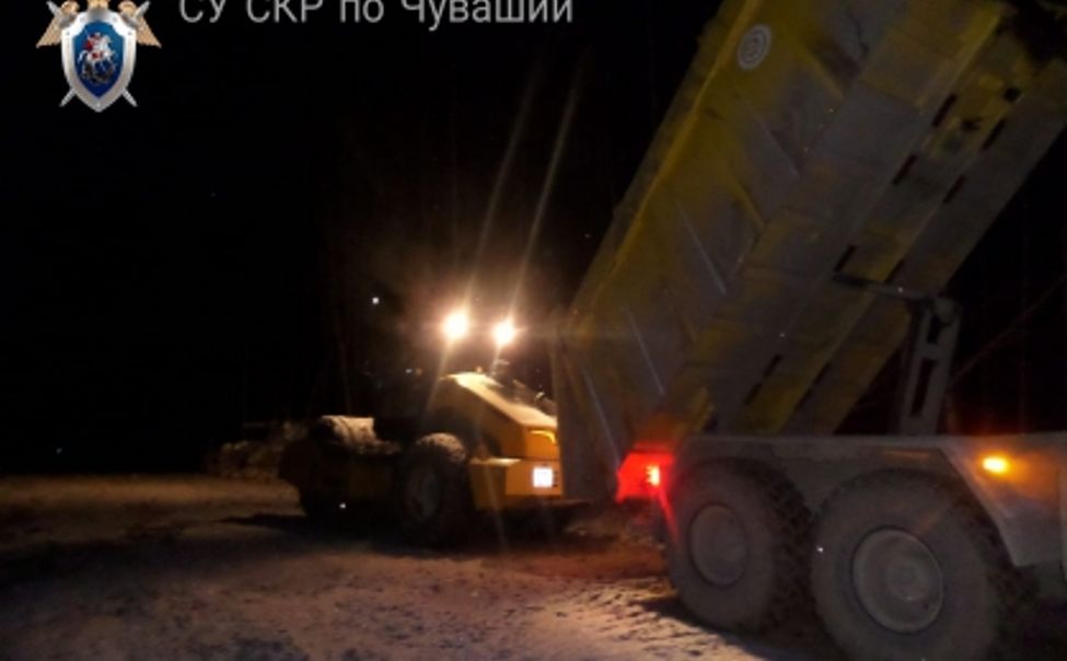 В Чувашии при строительстве М-12 рабочего зажало между катком и самосвалом В Чувашии при строительстве М-12 рабочего зажало между катком и самосвалом