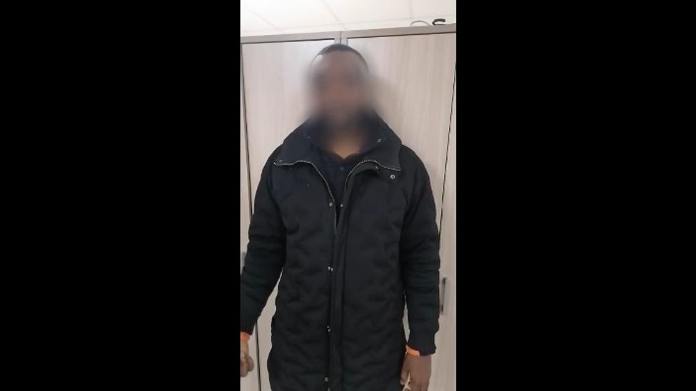 Чувашские полицейские задержали мошенника из Нигерии, похитившего у сельчанки 2,7 млн рублей Чувашские полицейские задержали мошенника из Нигерии, похитившего у сельчанки 2,7 млн рублей