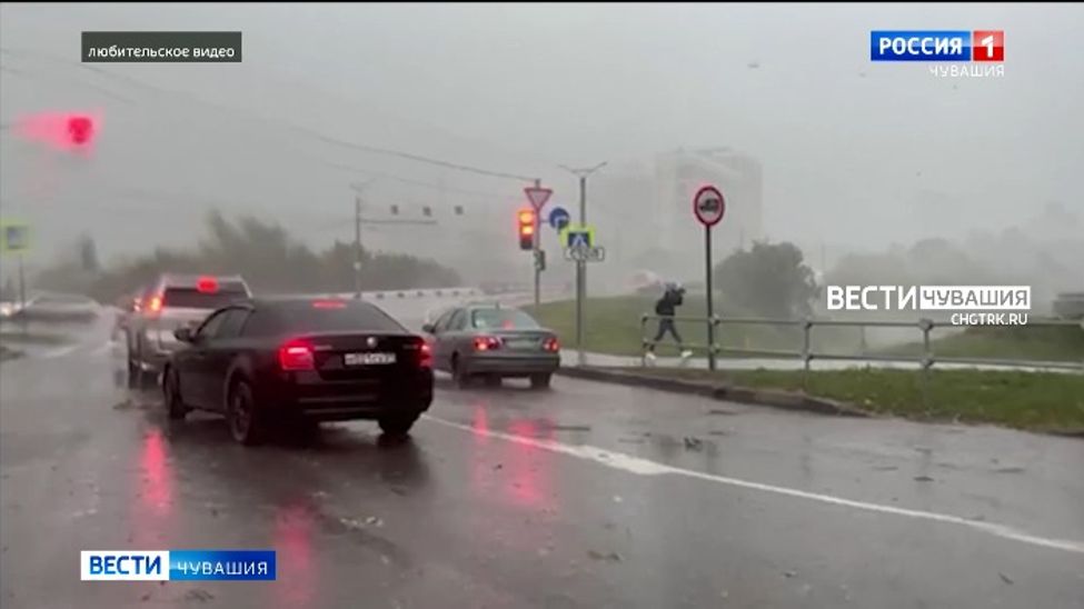 В Чебоксарах двое детей пострадали из-за упавшего от ветра рекламного щита В Чебоксарах двое детей пострадали из-за упавшего от ветра рекламного щита