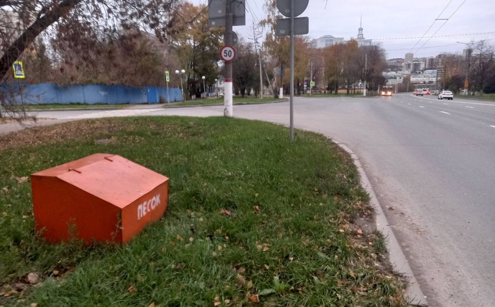 В Чебоксарах дорожники устанавливают ящики с противогололедными материалами В Чебоксарах дорожники устанавливают ящики с противогололедными материалами