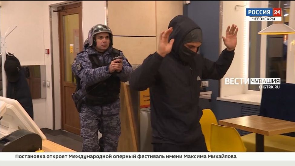 В Чебоксарах сотрудники Росгвардии провели тренировку по задержанию грабителя В Чебоксарах сотрудники Росгвардии провели тренировку по задержанию грабителя