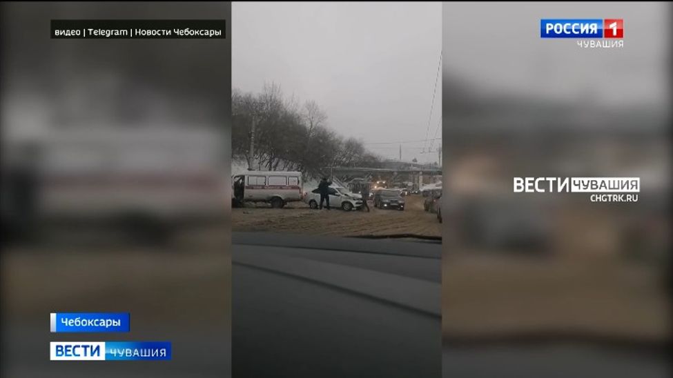 В Чебоксарах ГАЗель скорой помощи столкнулась с легковушкой В Чебоксарах ГАЗель скорой помощи столкнулась с легковушкой