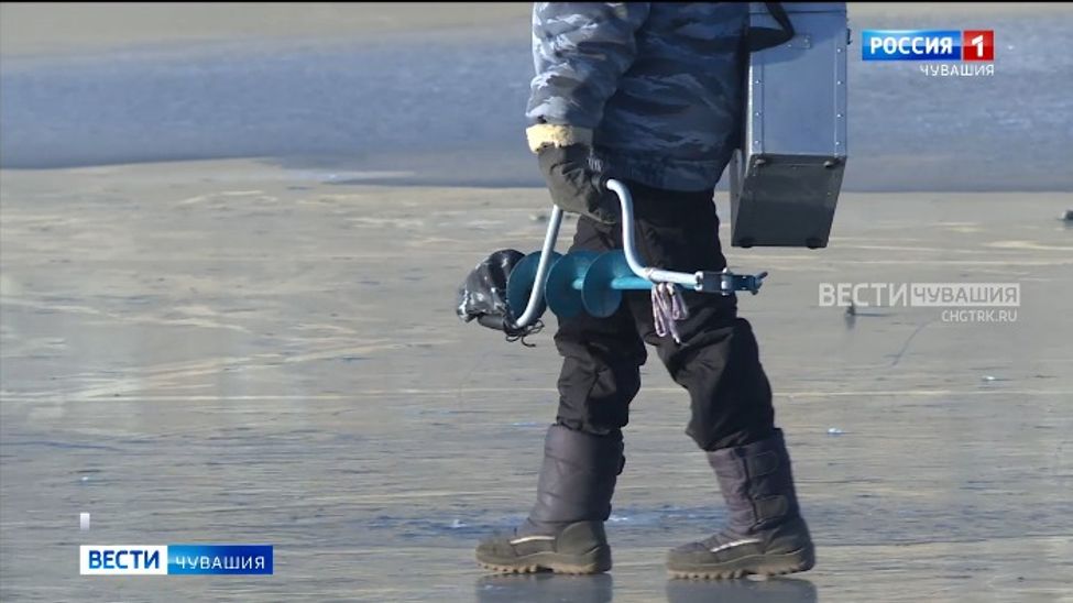 В Чувашии спасатели и чиновники призывают граждан не выходить на опасный лед