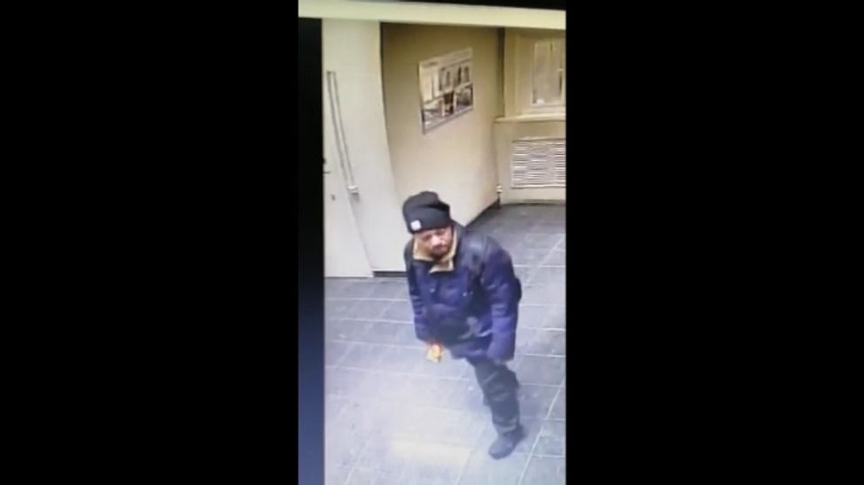 В Чебоксарах полицейские ищут мужчину, который проник на предприятие и украл телефон
В Чебоксарах полицейские ищут мужчину, который проник на предприятие и украл телефон