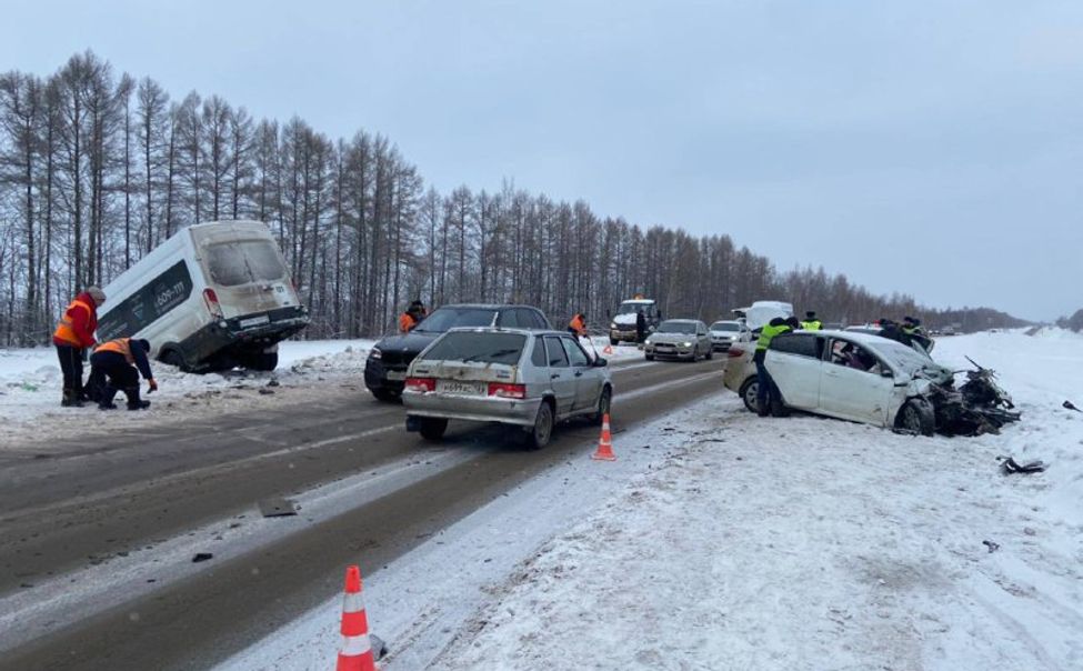 В Чебоксарском районе легковушка влетела в маршрутку. 1 человек погиб, 9 получили травмы
