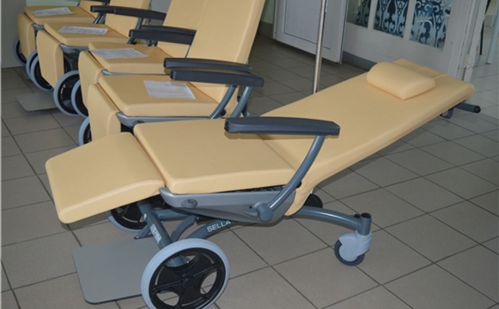 В Новочебоксарскую городскую больницу поступили универсальные транспортные кресла