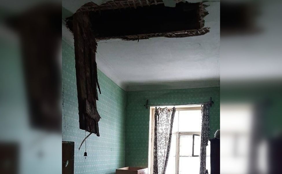 В квартире аварийного дома в Чебоксарах произошло частичное обрушение потолка