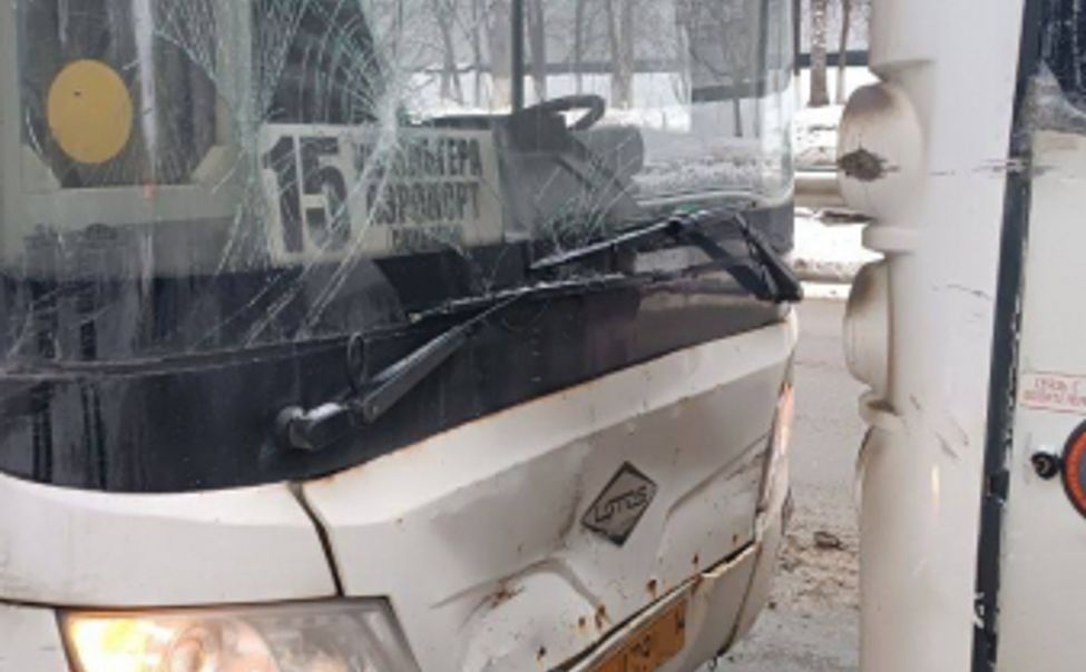 В Чебоксарах при столкновении 2 автобусов пострадал пассажир 