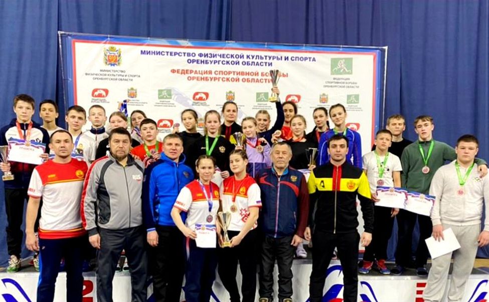 Чувашские спортсмены завоевали 30 медалей на первенстве Поволжья по вольной борьбе