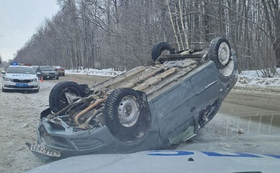 В Чебоксарах пьяный водитель опрокинул свой автомобиль на Алатырском шоссе