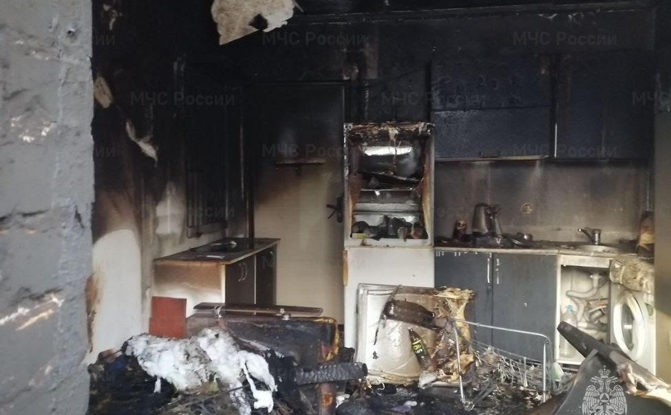 В Чебоксарах из-за неосторожности при курении загорелась квартира. 2 человека пострадали