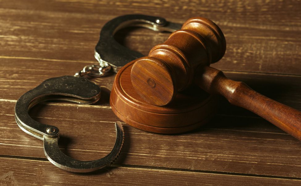 В Чувашии двоих мужчин осудили за разбой и похищение 3,2 млн рублей спустя 13 лет