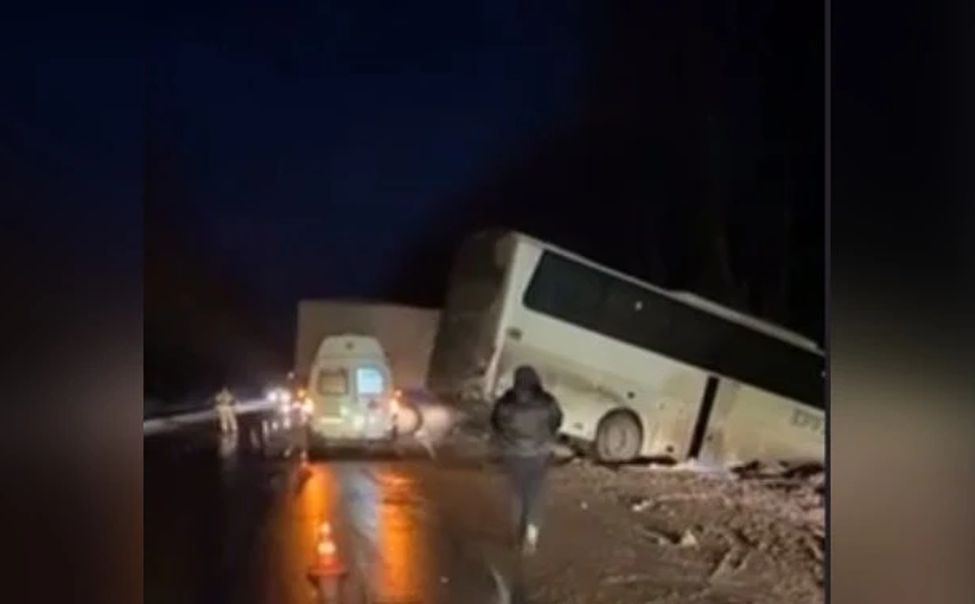 Автобус из Чувашии столкнулся с большегрузом в Нижегородской области. Трое человек госпитализировано