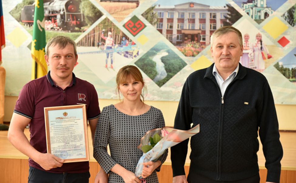 В Ибресинском МО вручили жилищные сертификаты молодым и многодетным семьям