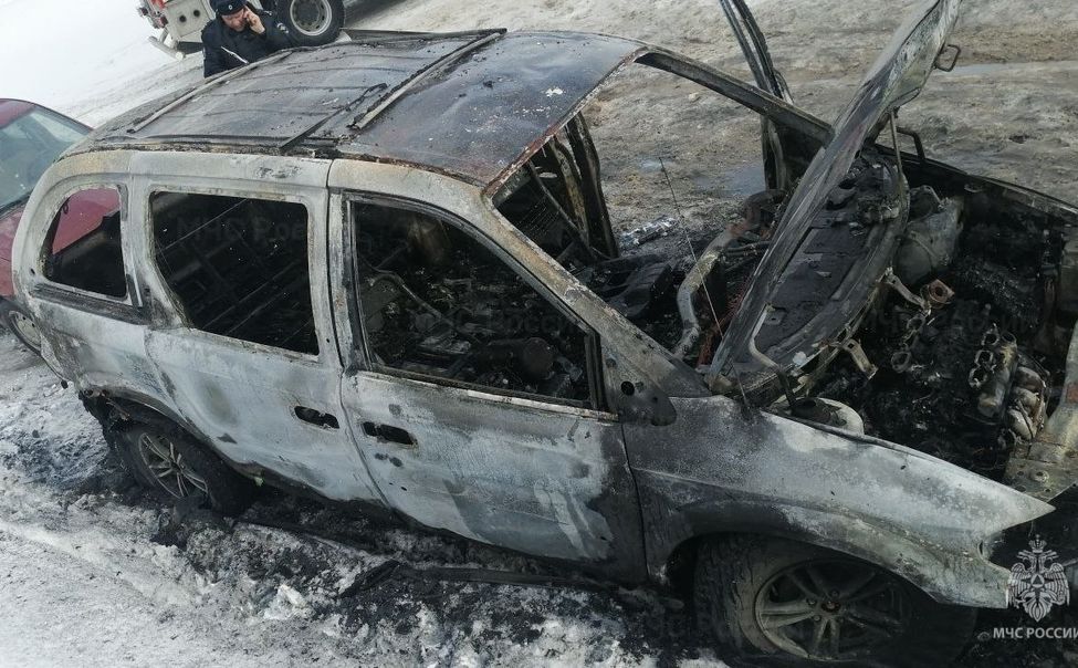 В Чебоксарах из-за неисправного оборудования сгорела иномарка